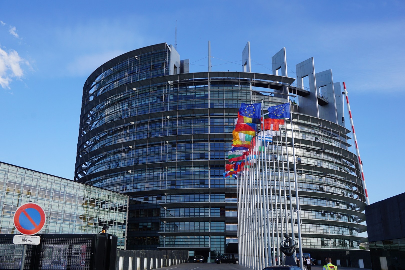 Parlament Europejski (PE) jest instytucją powstałą na kształt jednoizbowego parlamentu. Jego członkowie są wybierani na pięcioletnią kadencję przez obywateli państw będących członkami Unii Europejskiej. 
